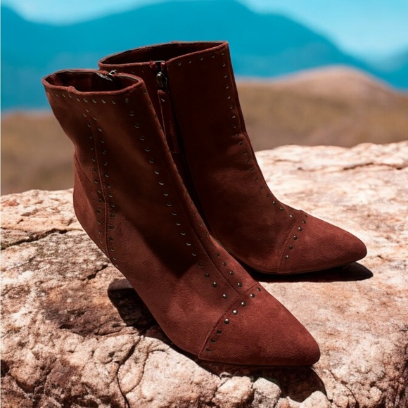 Universal Thread Maroon Rust Studded Bootie Boot. Size 8. Great Condition. - Picture 6 of 9